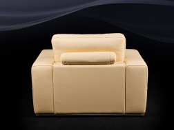 Кресло с широкими подлокотниками 