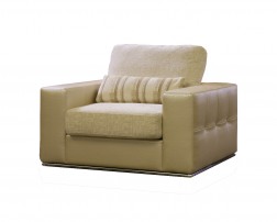 Кресло с широкими подлокотниками 