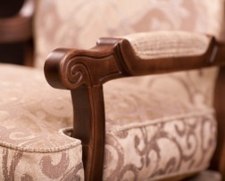 Кресло с деревянными подлокотниками 