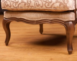 Кресло с деревянными подлокотниками 