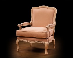 Кресло с деревянными подлокотниками 