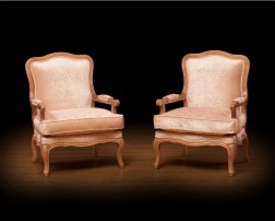 Кресло с деревянными подлокотниками 