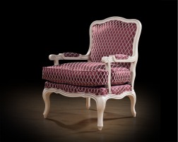 Кресло с деревянными подлокотниками 