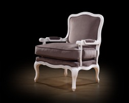 Кресло с деревянными подлокотниками 