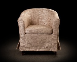 Кресло с чехлом 